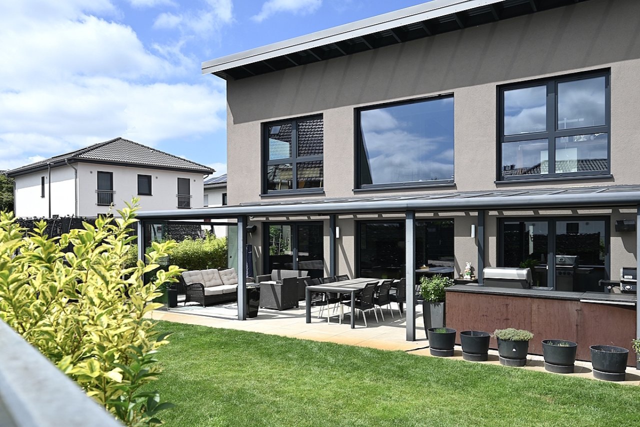 Blick vom Garten zum Haus