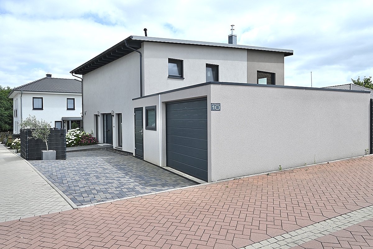 Garage + 1 Stellplatz am Haus