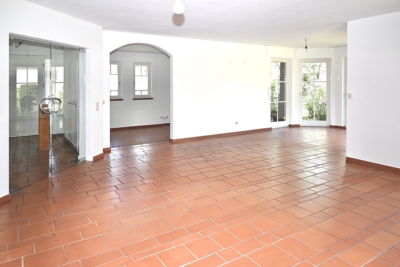 EG Wohnzimmer Blick Kaminzimmer / Esszimmer