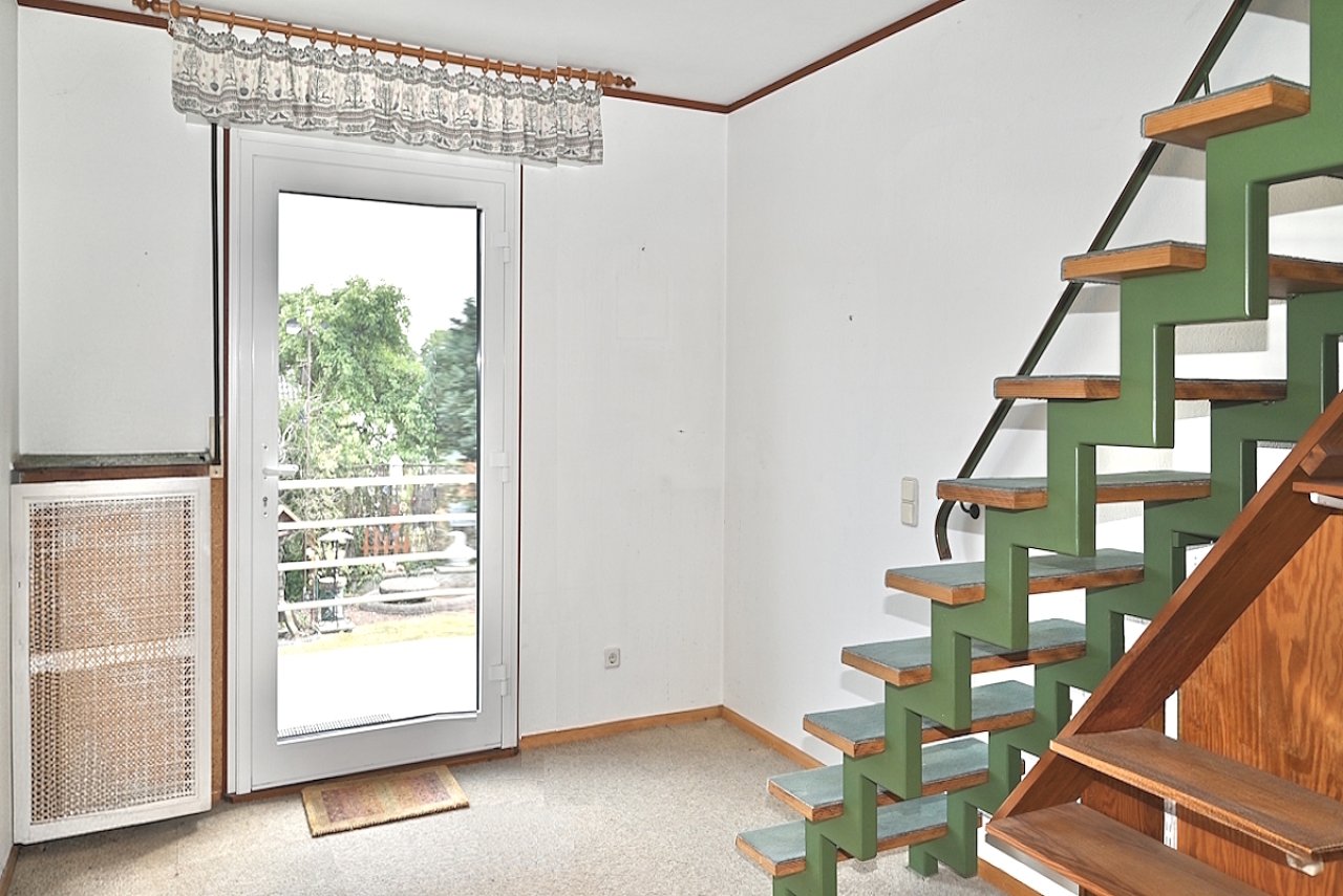 EG Zimmer mit Treppe ins DG EG Zimmer mit Treppe ins DG