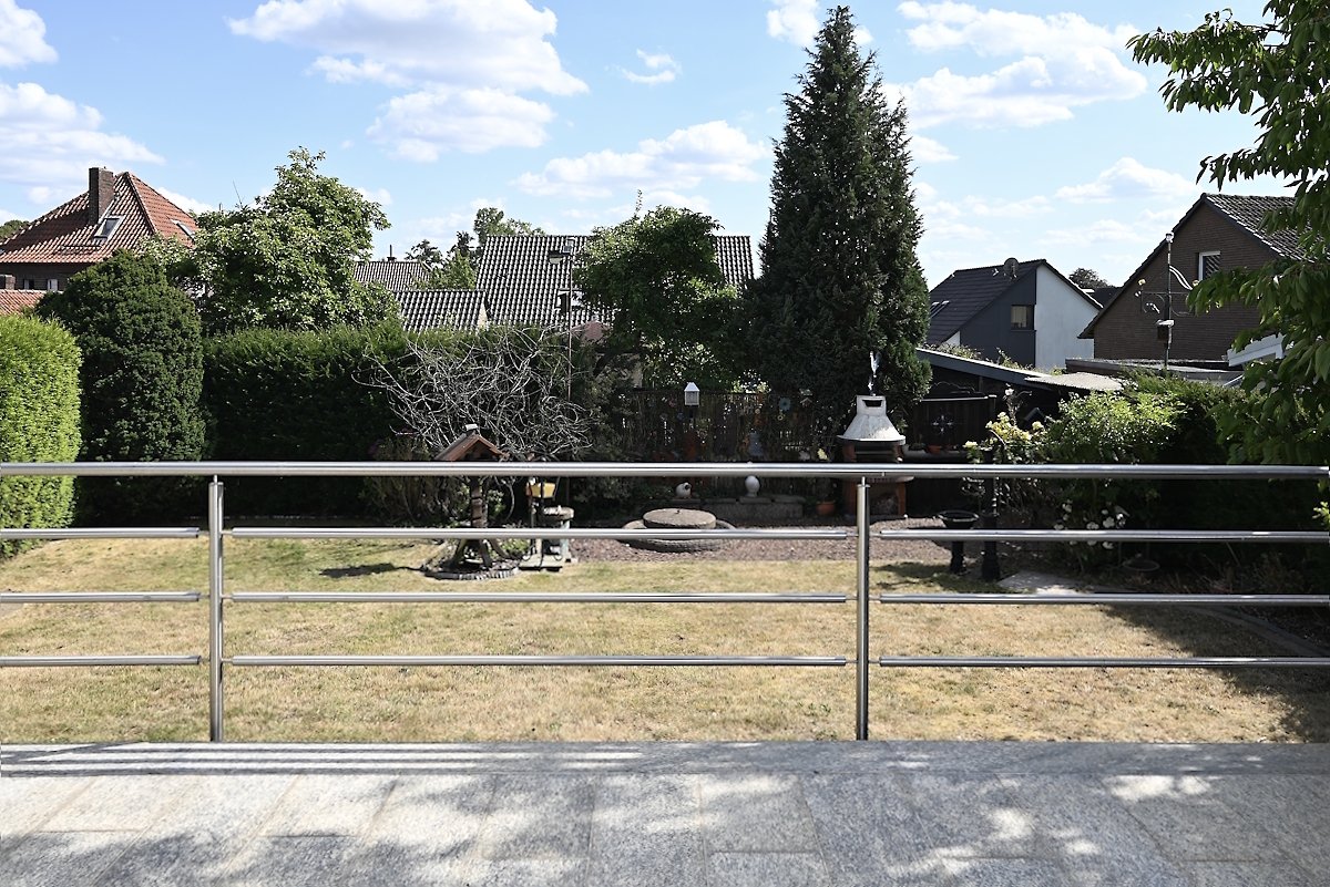 Blick von der Terrasse in Garten Blick von der Terrasse in Garten