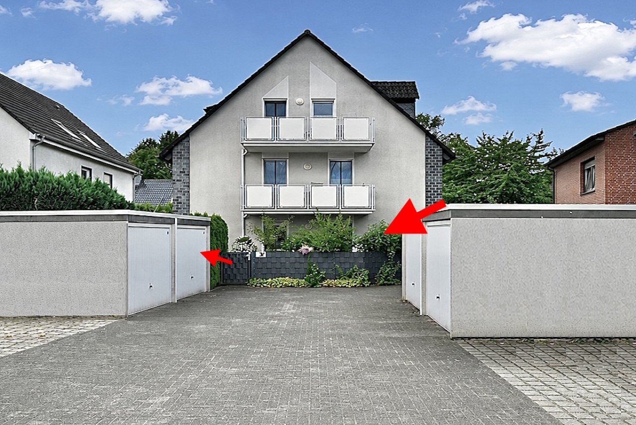 Garage Blick auf Garten und Haus Garage Blick auf Garten und Haus
