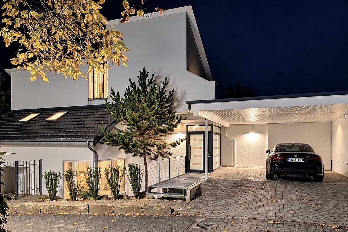 Haus und Carport bei Nacht Haus und Carport bei Nacht