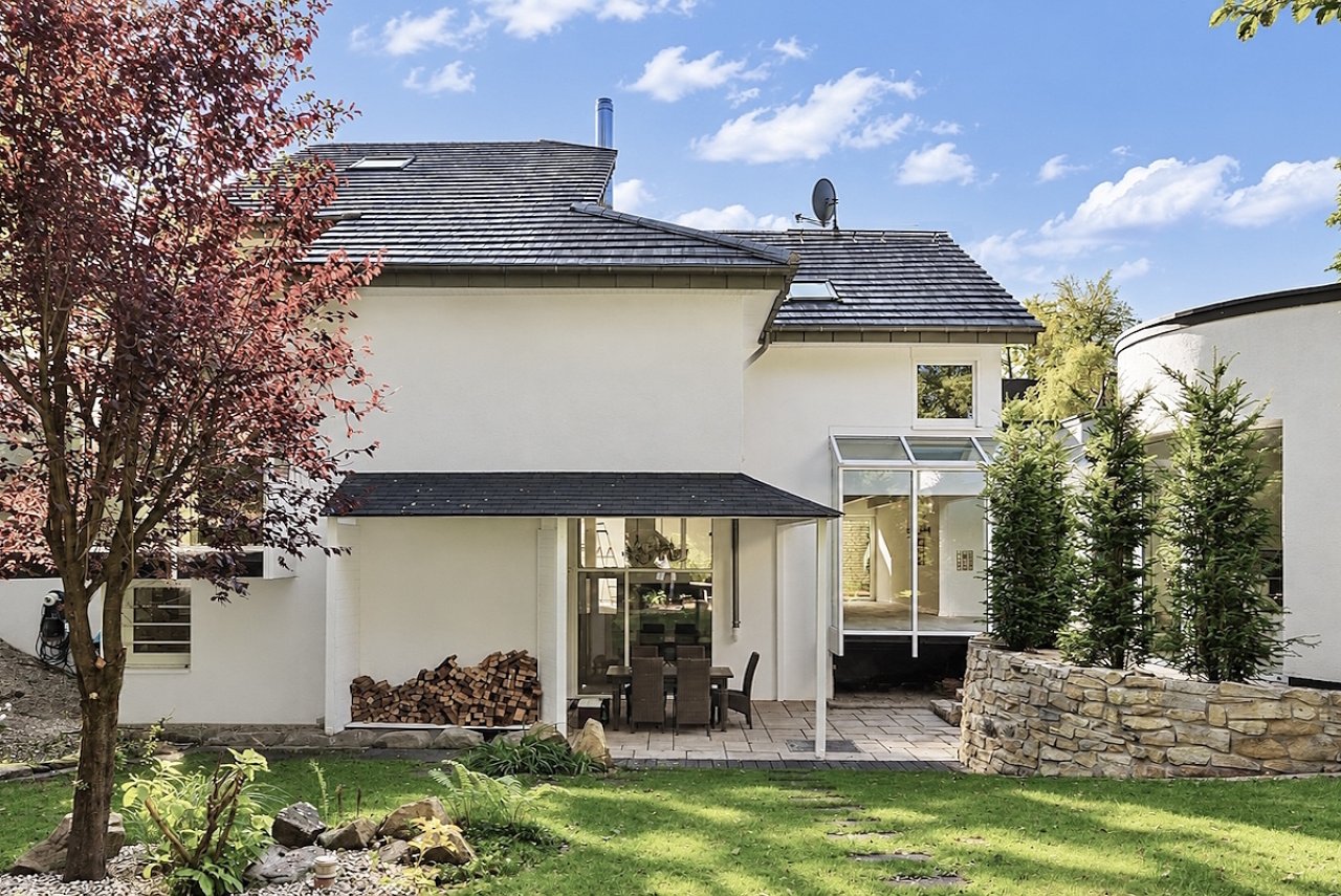 Blick vom Garten zur Küchenterrasse Blick vom Garten zur Küchenterrasse
