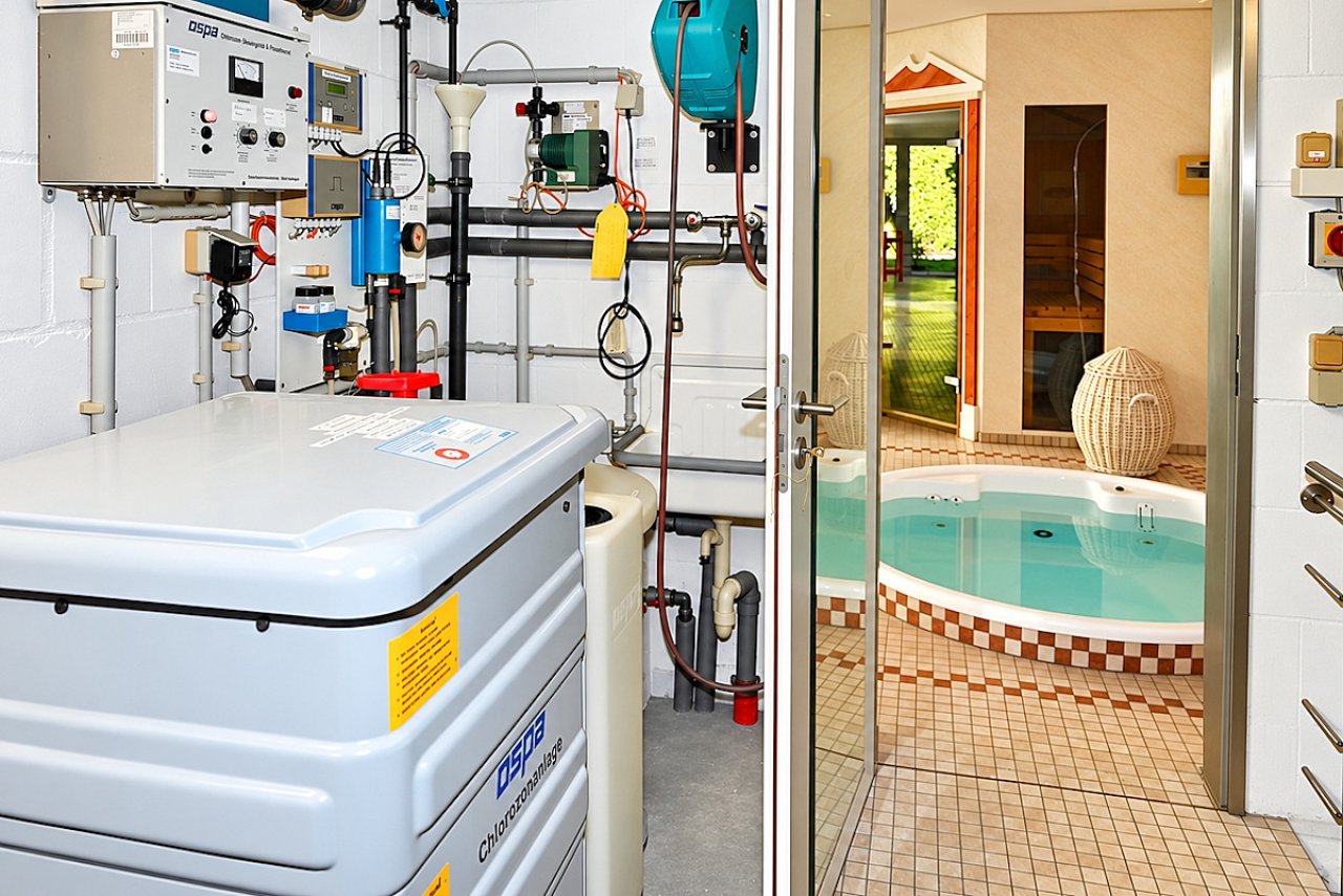 Pooltechnik im Technikraum Pooltechnik im Technikraum